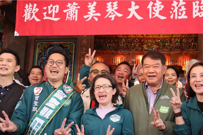 民進黨副總統候選人蕭美琴6日前往新豐鳳蓮宮造勢。（邱立雅攝）