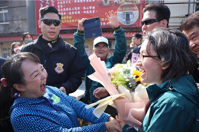 民進黨副總統候選人蕭美琴6日前往新豐鳳蓮宮造勢，熱情民眾獻花表達歡迎。（邱立雅攝）