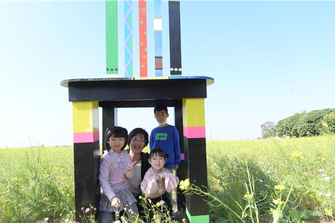 彰化县埔盐乡「2024南新农村花海艺术节」6日登场，除了花海景观之外，还有装置艺术可拍照打卡。（彰化县政府提供／孙英哲彰化传真）