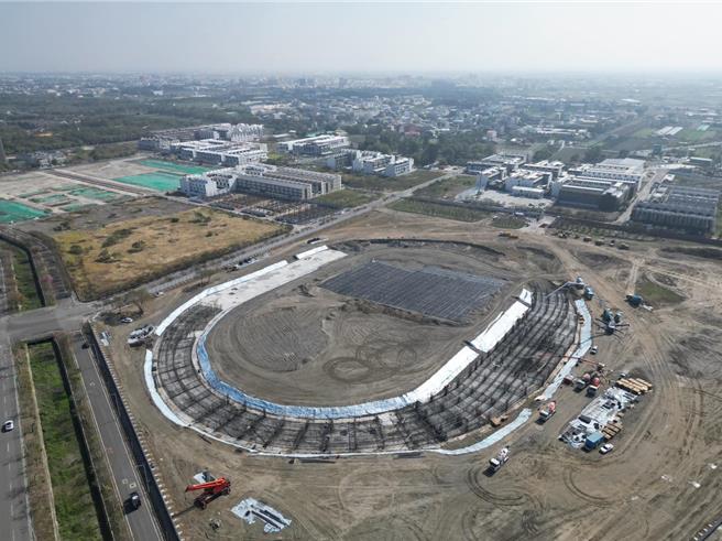 云林县兴建全新的虎尾高铁田径园区，因应承办2025年全运会所需场地，因增加地下停车厂工程，营造厂商全速兴建，开工1个多月已有跑道雏形。（云林县政府提供）