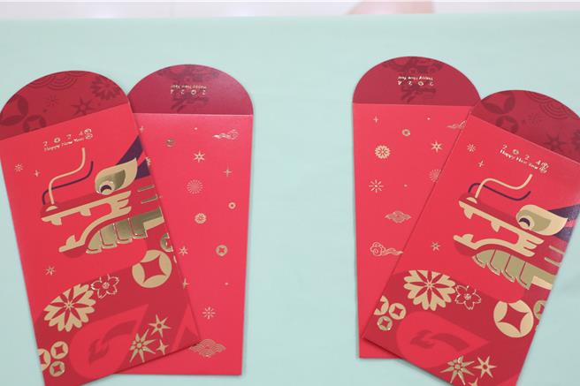 基隆市議會議長童子瑋、副議長楊秀玉共同公布基隆市議會的龍年春聯、1元開運金與紅包袋。（童子瑋辦公室提供／徐佑昇基隆傳真）