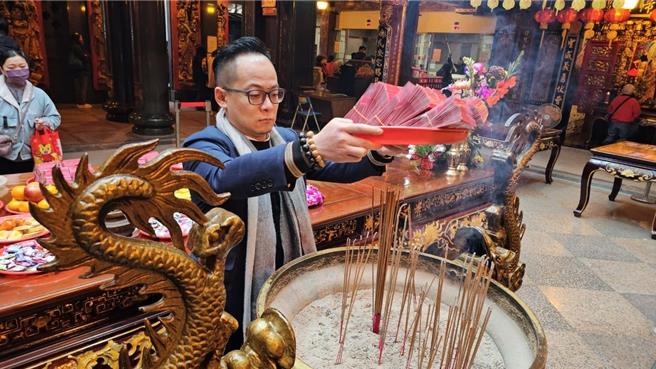 基隆市議會議長童子瑋、副議長楊秀玉於議會共同公布基隆市議會的龍年春聯、1元開運金與紅包袋。童子瑋強調，1元開運金也特別送到慶安宮祈福加持，希望大家會把它當成擺飾，擺放家裡或是辦公室為新的一年帶來好運勢。（童子瑋辦公室提供／徐佑昇基隆傳真）