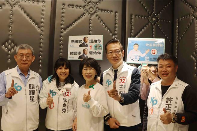 民眾黨總統候選人柯文哲「牽手」陳佩琪6日化身柯文哲的分身，出席民眾黨嘉義市黨部舉辦的女力翻轉講座。（呂妍庭攝）
