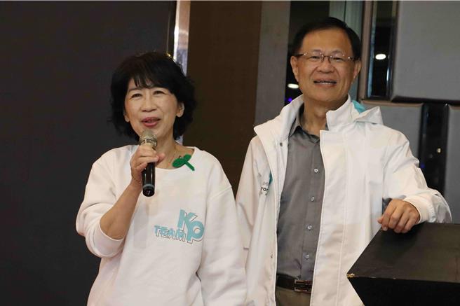 民眾黨總統候選人柯文哲「牽手」陳佩琪6日化身柯文哲的分身，出席民眾黨嘉義市黨部舉辦的女力翻轉講座。（呂妍庭攝）