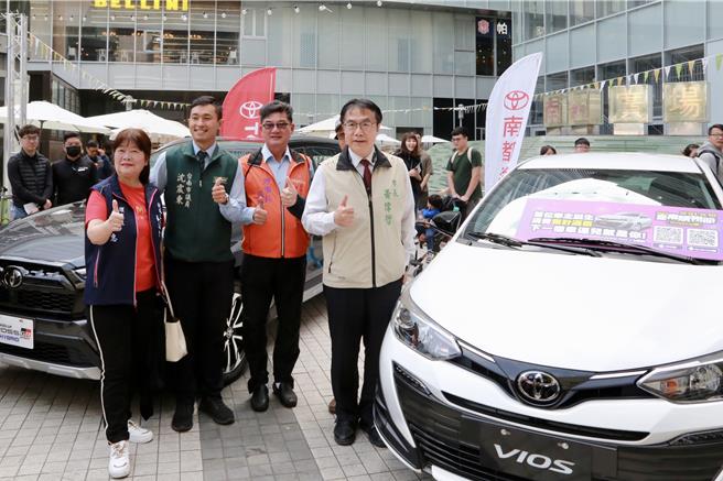 台南購物節6日抽出首位汽車得主，由台南市長黃偉哲（左四）也預告，2月底將公布祕密大獎。（台南市政府提供／曹婷婷台南傳真）