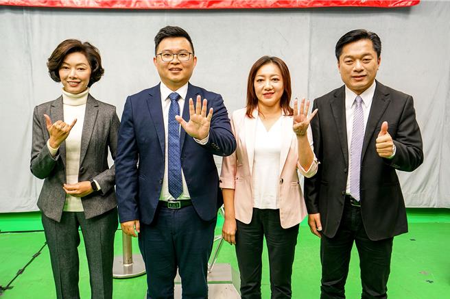 宜蘭縣選委會今天舉行首場政見發表會，政見會前國民黨黃琤婷（左起）、台灣基進林意評、民眾黨陳琬惠、民進黨陳俊宇比出各自的號次合影。（李忠一攝）