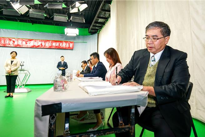 無黨籍宜蘭縣立委候選人林錦坤（右一）在電視政見會接近清場時才到場，並未與其他候選人合影。（李忠一攝）