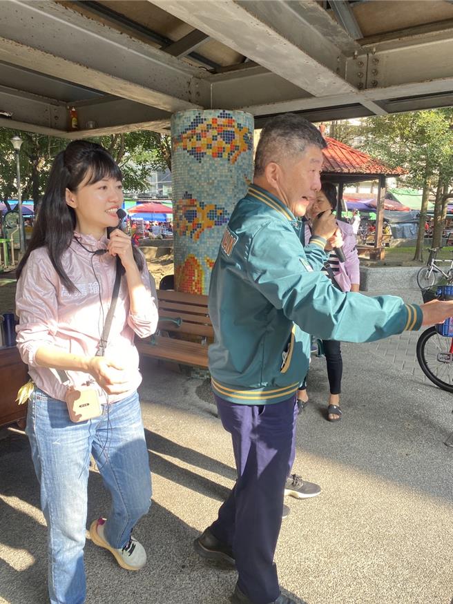 衛福部前部長陳時中（右）6日上午陪同民進黨立委候選人高嘉瑜（左）掃街拜票，並回應高端疫苗合約相關議題。（丁上程攝）