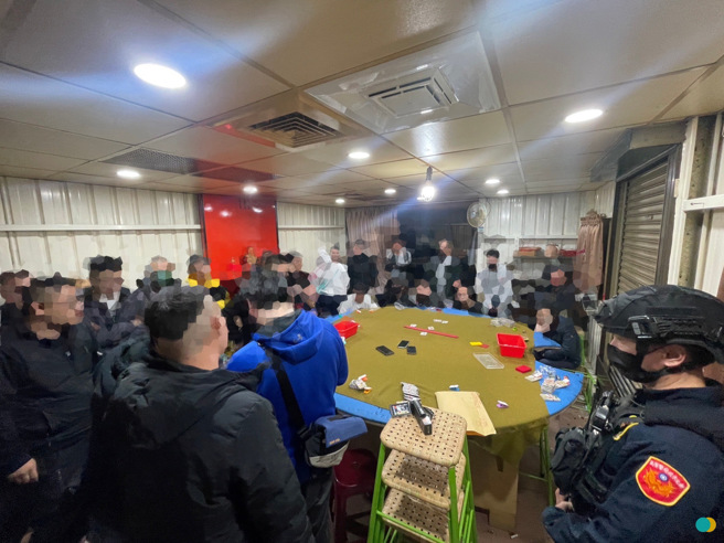 昨（5）日凌晨大批员警荷枪实弹前往赌场攻坚，一举查获33名赌客及5名赌场员工，瓦解这处藏身在莺歌铁皮屋的天九牌赌场。（图／警方提供）