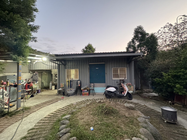 昨（5）日凌晨大批员警荷枪实弹前往赌场攻坚，一举查获33名赌客及5名赌场员工，瓦解这处藏身在莺歌铁皮屋的天九牌赌场。（图／警方提供）