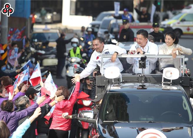 2024总统立委总统立委选举倒数一周，国民党总统候选人侯友宜（左）陪同土城区立委候选人林金结（右）车队扫街，抢在最后一周衝高得票数。（本报资料照）