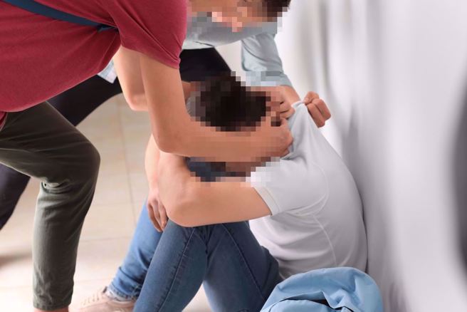 昨5日上午网红小商人才在脸书粉专喊要推动「X同学条款」，然而，该贴文却疑似被删文，气得他稍早在发一篇反击「要玩的都来」。（示意图／shutterstock）