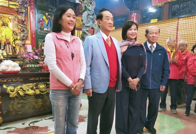 亲民党主席宋楚瑜前往基隆七堵庆济宫参加孔明出巡，并由党籍基隆市副议长杨秀玉、副市长邱佩琳陪同出席。(戴志扬翻摄)