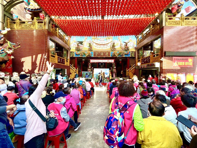 亲民党主席宋楚瑜前往基隆七堵庆济宫参加孔明出巡，并由党籍基隆市副议长杨秀玉、副市长邱佩琳陪同出席。(戴志扬翻摄)