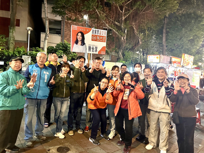 親民黨為爭取政黨票，不分區立委候選人李桐豪、陳怡潔、孫信君、藍志玟等人，昨日前往台北市士林夜市及寧夏夜市拜票。(戴志揚翻攝)