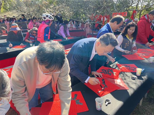 桃园市2024角板山梅花季6日正式开幕，活动首日千人挥毫写下新年愿望。（风管处提供／蔡明亘桃园传真）