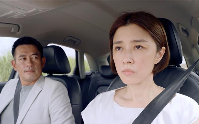 李維維（右）劇中開車迷路與柯叔元一路吵不停。（東森提供）