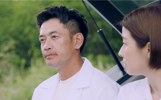 柯叔元（左）劇中意外引發過敏，與李維維坐後車廂看夕陽談心，兩人角色起微妙變化。（東森提供）