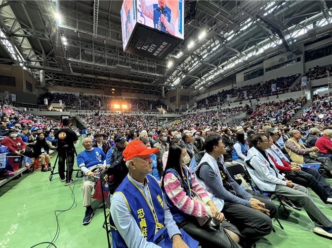 服務團隊在國民黨總統候選人侯友宜上台前宣布，現場超過兩萬人到場。（柯毓庭）