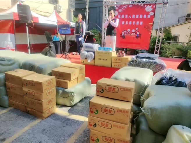 廣愛慈善會今年首度舉辦寒冬送暖活動，送出近400份棉被、罐頭等物資。（廣愛慈善會提供／張亦惠台中傳真）