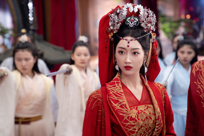 孝平皇后多次被父親王莽利用，淪為鞏固政權的棋子，見父親篡位後羞愧撲火自焚。(示意圖/達志影像)