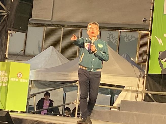 民进党「TEAM台中站出来」造势晚会6日在台中丰原登场，台中一选区立委蔡其昌痛批对手要蓝白合全力剷除他立法院副院长位子，呼吁乡亲当他的后盾。（张妍溱摄）