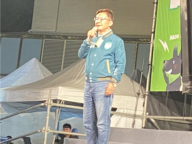 民进党「TEAM台中站出来」造势晚会6日在台中丰原登场，台中四选区立委张廖万坚说现在不是要下架民进党，是要上架台湾。（张妍溱摄）