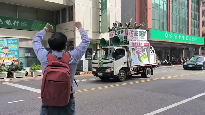 绿营人士在中坜扫街，沿路交管引起路人愤怒。（取自詹江村脸书影片截图）