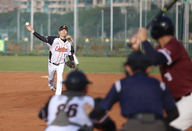统一狮总教练林岳平6日在新闻杯软式棒球赛单日2战、共投4局失1分，拿下1胜1败。（李弘斌摄）