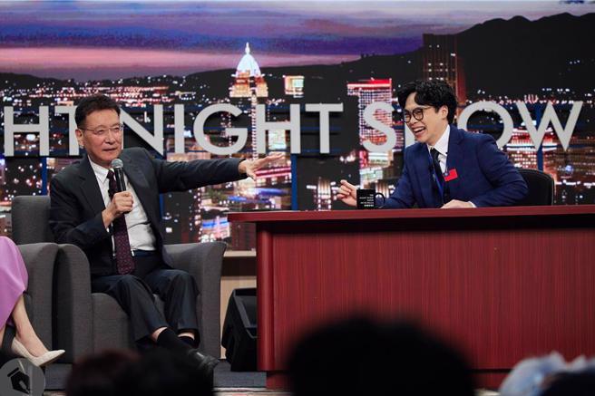 国民党副总统候选人赵少康(左)近日接受《贺珑夜夜秀》专访，影片上线后获得许多网友好评。前立委郭正亮表示，民进党怎么不去上《贺珑夜夜秀》？因为若去上那个节目，搞不好会被电爆。（萨泰尔娱乐提供）