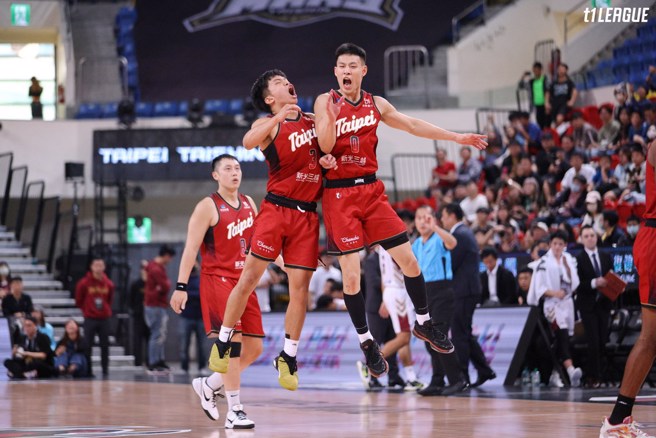 台北地方法院今日針對林秉聖(右)的雙合約案開庭，新竹攻城獅強調保留連帶求償權利。(T1聯盟提供／資料照)