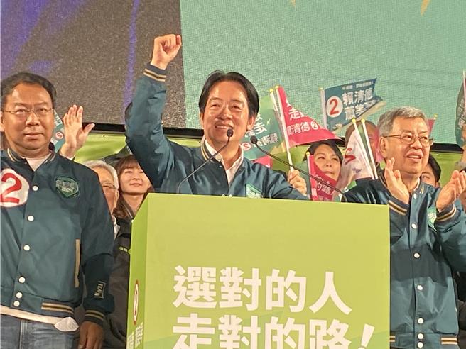 前立委郭正亮指出，綠營為了救賴清德猛攻柯文哲，會殺掉很多立委候選人爭取柯粉票的空間，運氣差可能連50席都不保。圖為民進黨總統候選人賴清德6日到台中參加「TEAM台中、站出來」造勢，現場氣氛沸騰。(張妍溱攝)