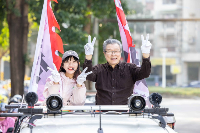 楊烈今(6)日下午陪同高雄市第六選區立委候選人黃捷車掃，沿路人氣爆棚。(戴志揚翻攝)