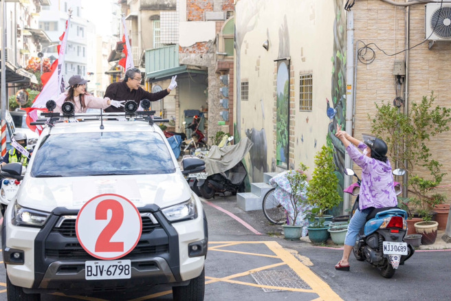 楊烈今(6)日下午陪同高雄市第六選區立委候選人黃捷車掃，沿路人氣爆棚。(戴志揚翻攝)