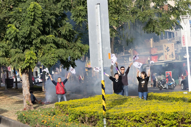 楊烈今(6)日下午陪同高雄市第六選區立委候選人黃捷車掃，沿路人氣爆棚。(戴志揚翻攝)