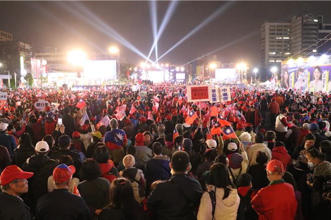 國民黨6日晚間於桃園中壢舉行「台灣平安 人民侯康」桃園團結勝利大會，晚會才剛開始，現場已湧入超過6萬人。（蔡明亘攝）