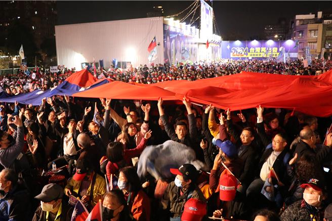 國民黨6日晚間於桃園中壢舉行「台灣平安 人民侯康」桃園團結勝利大會，支持者傳遞超巨大國旗。（蔡明亘攝）