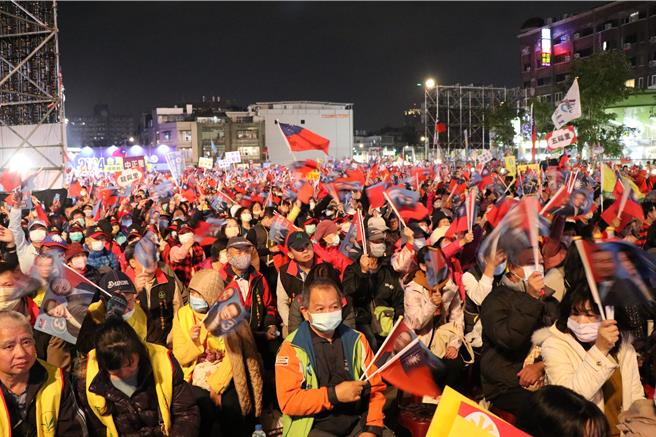 国民党6日晚间于桃园中坜举行「台湾平安 人民侯康」桃园团结胜利大会，支持者挥舞国旗高喊冻蒜。（蔡明亘摄）