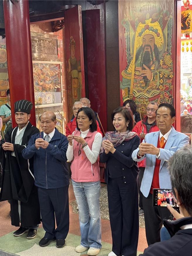 新北市平溪區十分寮孔明廟安置供奉大陸成都孔明神像，6日出巡至基隆七堵慶濟宮，上午舉辦安座儀式，親民黨主席宋楚瑜（右一）、副議長楊秀玉（左三）、基隆市副市長邱佩琳（右二）等人到場接駕。（楊秀玉辦公室提供／徐佑昇基隆傳真）