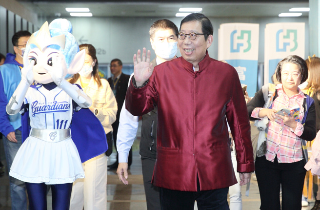 富邦金控董事长蔡明兴6日出席富邦集团谢年会，感谢及慰劳员工在过去一年的努力。（张铠乙摄）