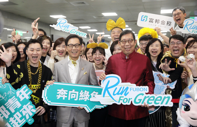 富邦集团董事长蔡明忠（左二）与富邦金控董事长蔡明兴（右二）6日出席富邦集团谢年会，感谢及慰劳员工在过去一年的努力。（张铠乙摄）