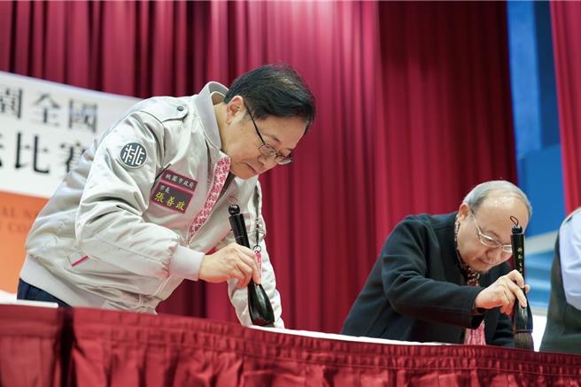 桃园市长张善政（图左）6日出席第18届桃园全国春联书法比赛开幕典礼。（桃园市文化局提供／陈梦茹桃园传真）