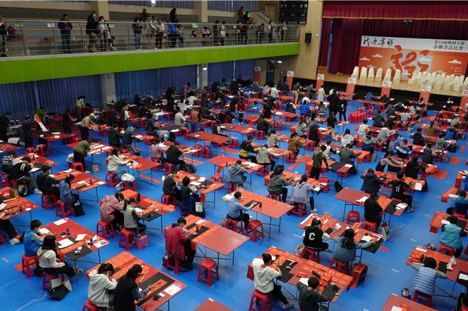 桃园市立美术馆主办「龙迎墨韵：第18届桃园全国春联书法比赛开幕典礼」，6日于大园国际高中热闹登场。（桃园市文化局提供／陈梦茹桃园传真）