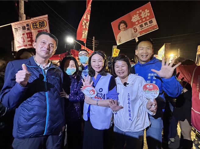 韩国瑜太太李佳芬今6日陪同国民党籍立委候选人张秀华到首日试营运的湖美夜市扫街拜票。（吕妍庭摄）