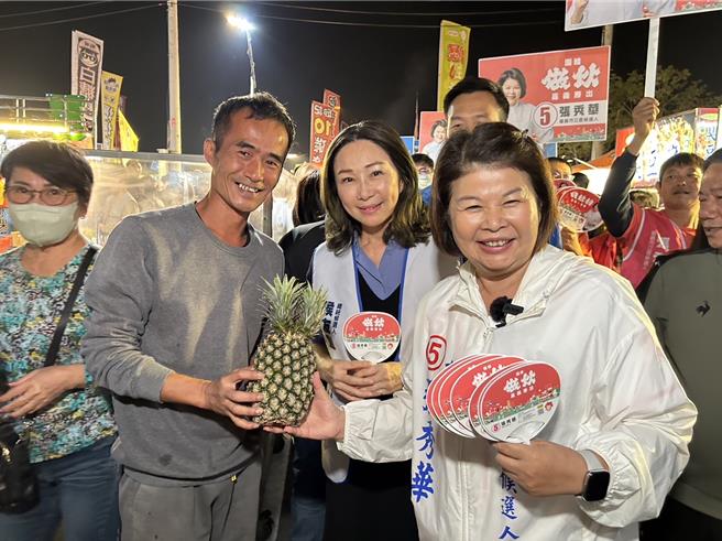 韩国瑜太太李佳芬今6日陪同国民党籍立委候选人张秀华到首日试营运的湖美夜市扫街拜票。（吕妍庭摄）