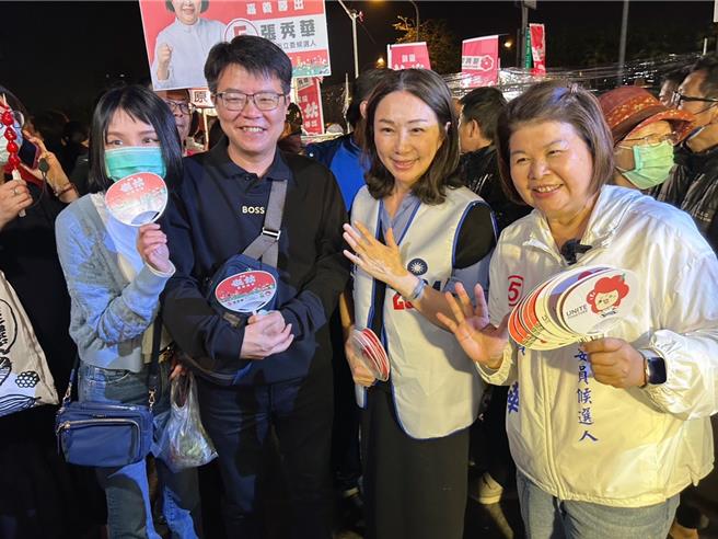 韩国瑜太太李佳芬今6日陪同国民党籍立委候选人张秀华到首日试营运的湖美夜市扫街拜票。（吕妍庭摄）