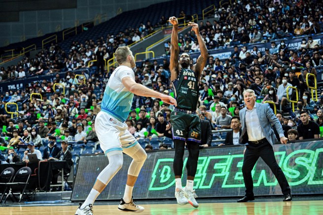 威廉斯(右)6日拿下28分、25篮板。(台啤云豹提供)