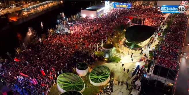 國民黨今(6)晚於桃園中壢舉行「台灣平安 人民侯康」桃園團結勝利大會，到晚間八點現場喊出10萬人。(截自中時新聞網直播)