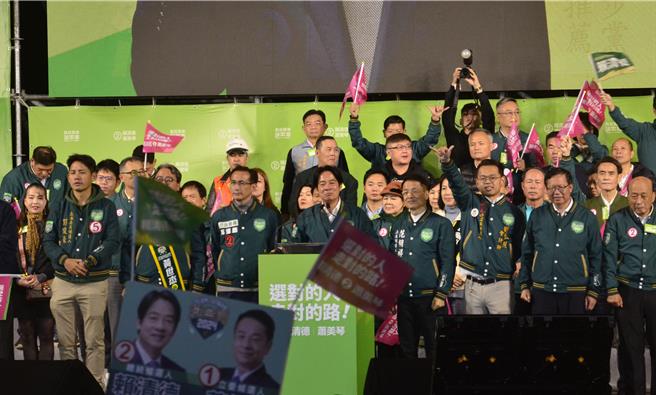 民进党6日晚间在桃园中坜造势，现场喊出涌入10万人，民进党总统候选人赖清德表示，若蓝白国会过半，他们只会杯葛、扯后腿。（赖佑维摄）