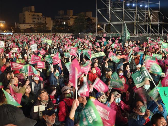 民进党6日晚间在桃园中坜造势，现场喊出涌入10万人。（赖佑维摄）